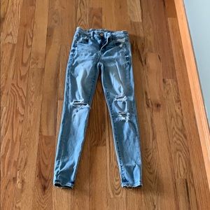 Light wash American Eagle skinny jeans